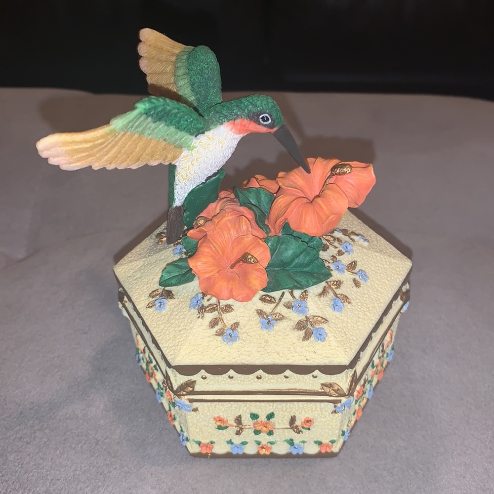 Music Box Wings of Love Collection Ruby-Throated Hummingbird Holsted House 2001